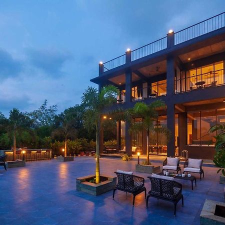 Sunset Boulevard By Stayvista - Lakeside Villa With Pet-Friendly Ambiance, Deck, Terrace, Plunge Pool & Modern Flair Карджат Екстериор снимка