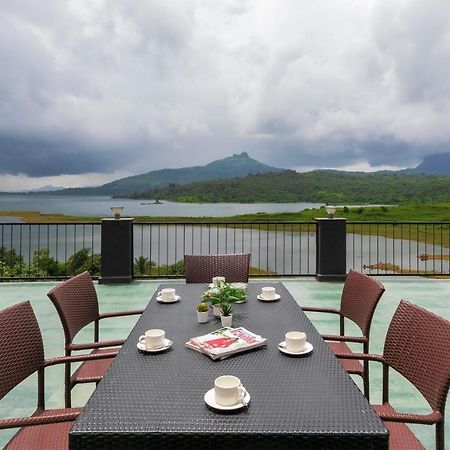 Sunset Boulevard By Stayvista - Lakeside Villa With Pet-Friendly Ambiance, Deck, Terrace, Plunge Pool & Modern Flair Карджат Екстериор снимка