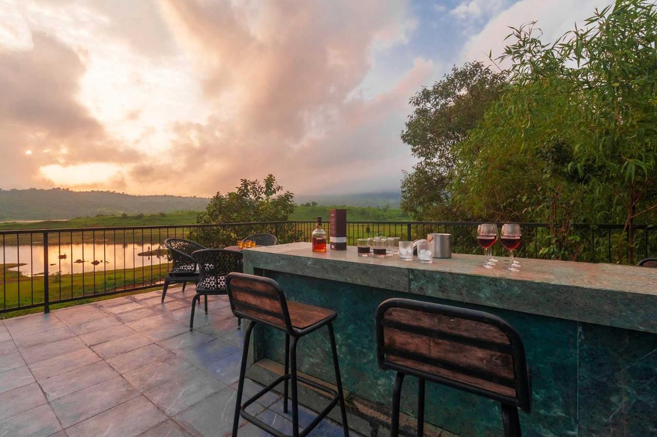 Sunset Boulevard By Stayvista - Lakeside Villa With Pet-Friendly Ambiance, Deck, Terrace, Plunge Pool & Modern Flair Карджат Екстериор снимка