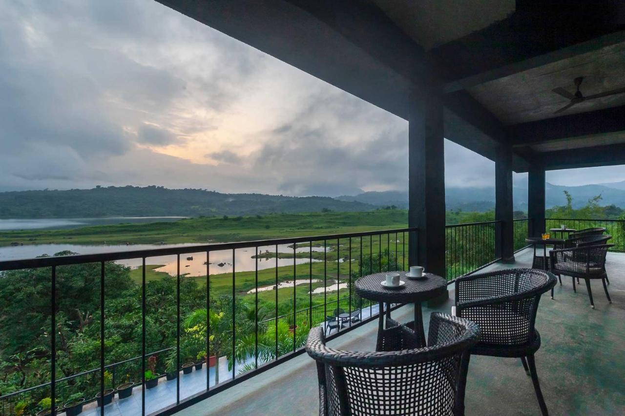 Sunset Boulevard By Stayvista - Lakeside Villa With Pet-Friendly Ambiance, Deck, Terrace, Plunge Pool & Modern Flair Карджат Екстериор снимка