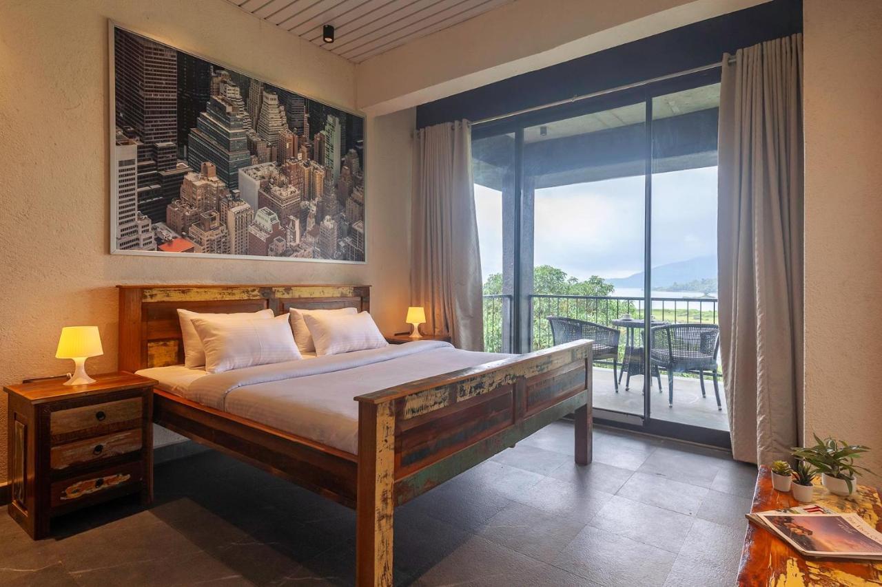 Sunset Boulevard By Stayvista - Lakeside Villa With Pet-Friendly Ambiance, Deck, Terrace, Plunge Pool & Modern Flair Карджат Екстериор снимка
