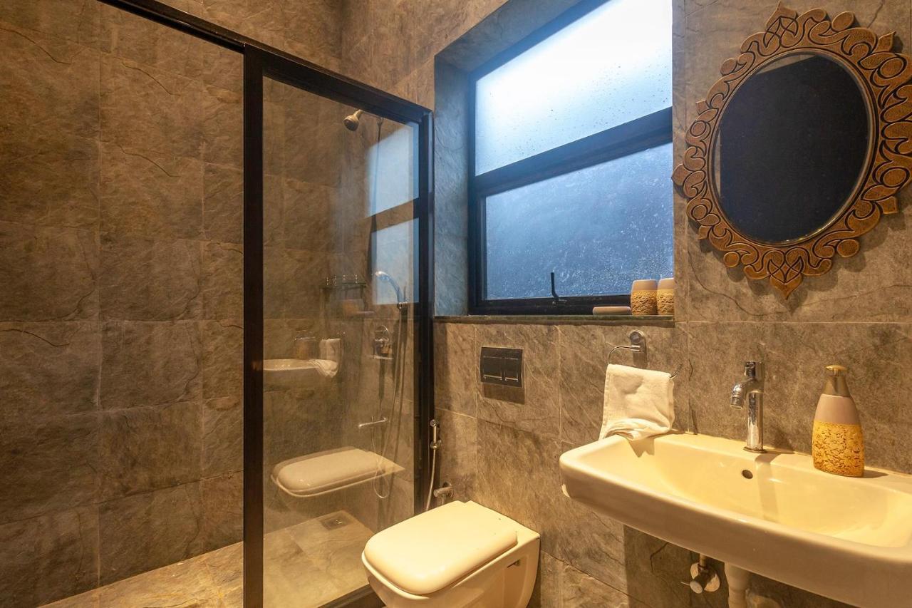 Sunset Boulevard By Stayvista - Lakeside Villa With Pet-Friendly Ambiance, Deck, Terrace, Plunge Pool & Modern Flair Карджат Екстериор снимка
