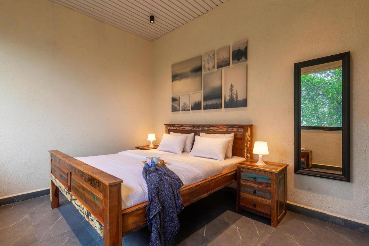 Sunset Boulevard By Stayvista - Lakeside Villa With Pet-Friendly Ambiance, Deck, Terrace, Plunge Pool & Modern Flair Карджат Екстериор снимка