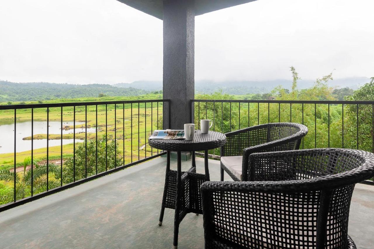 Sunset Boulevard By Stayvista - Lakeside Villa With Pet-Friendly Ambiance, Deck, Terrace, Plunge Pool & Modern Flair Карджат Екстериор снимка