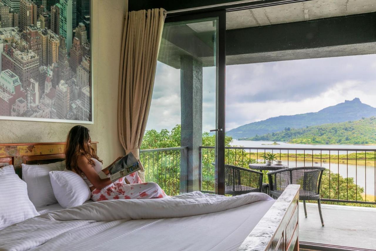 Sunset Boulevard By Stayvista - Lakeside Villa With Pet-Friendly Ambiance, Deck, Terrace, Plunge Pool & Modern Flair Карджат Екстериор снимка